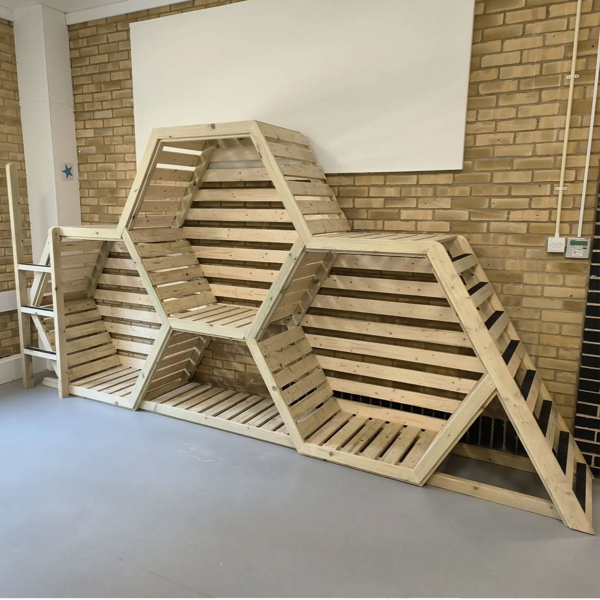 Triple Hive Den  - The Ministry of Outdoor Education